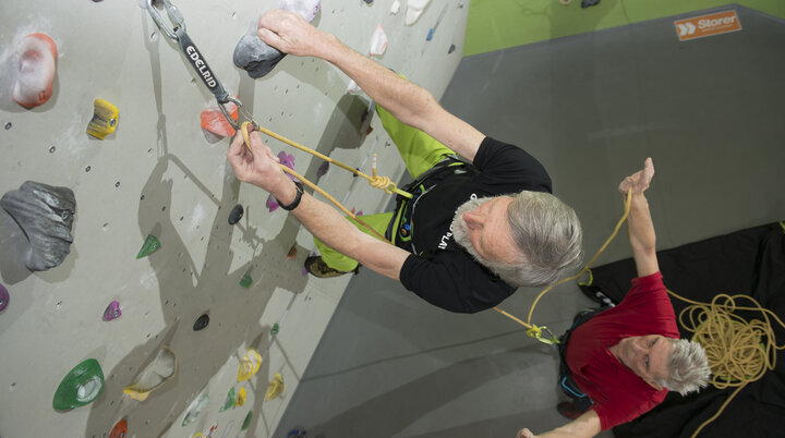 Ein Mann spottet seinen Kletterpartner, der im Vorstieg klettert. | © DAV/Thilo Brunner