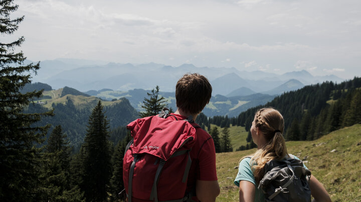 Zwei Wanderer genießen den Ausblick in den Chiemgauer Alpen | © DAV/Hans Herbig