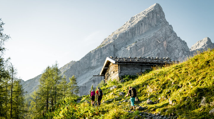 Watzmannueberschreitung: Eine Wandergruppe vor einer Hütte | © DAV/Hans Herbig