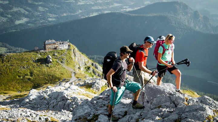 Familienwandern: Eltern mit einem Kind in den Bergen | © DAV/Hans Herbig