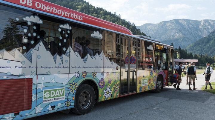 Menschen steigen in den Bergbusein | © DAV/Hans Herbig